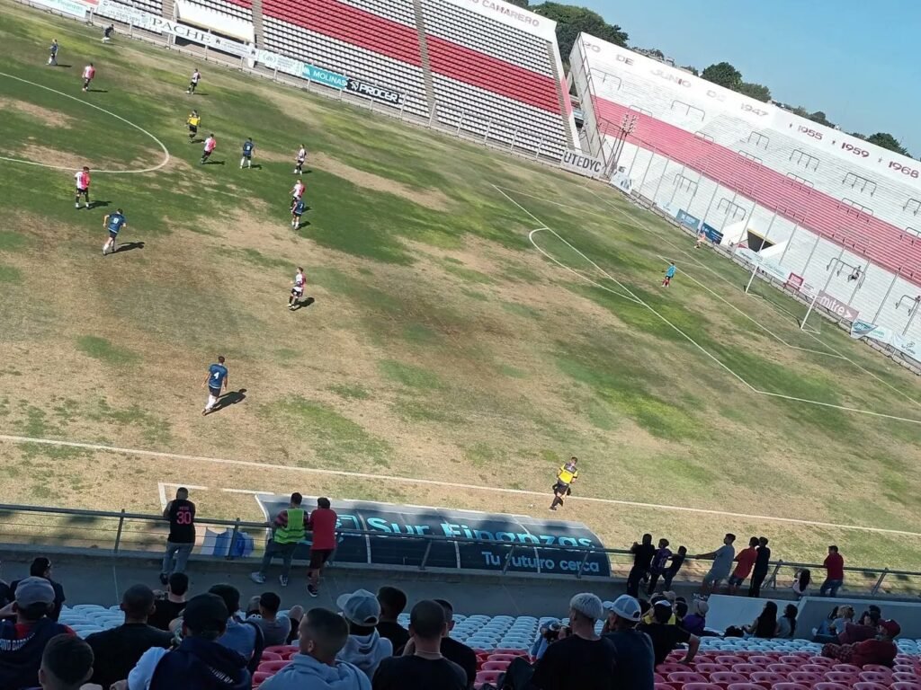 Sportivo Barracas venció esta tarde como local a Juventud Unida por 3 a 2 y se subió a la cima de las posiciones del torneo de la Primera D