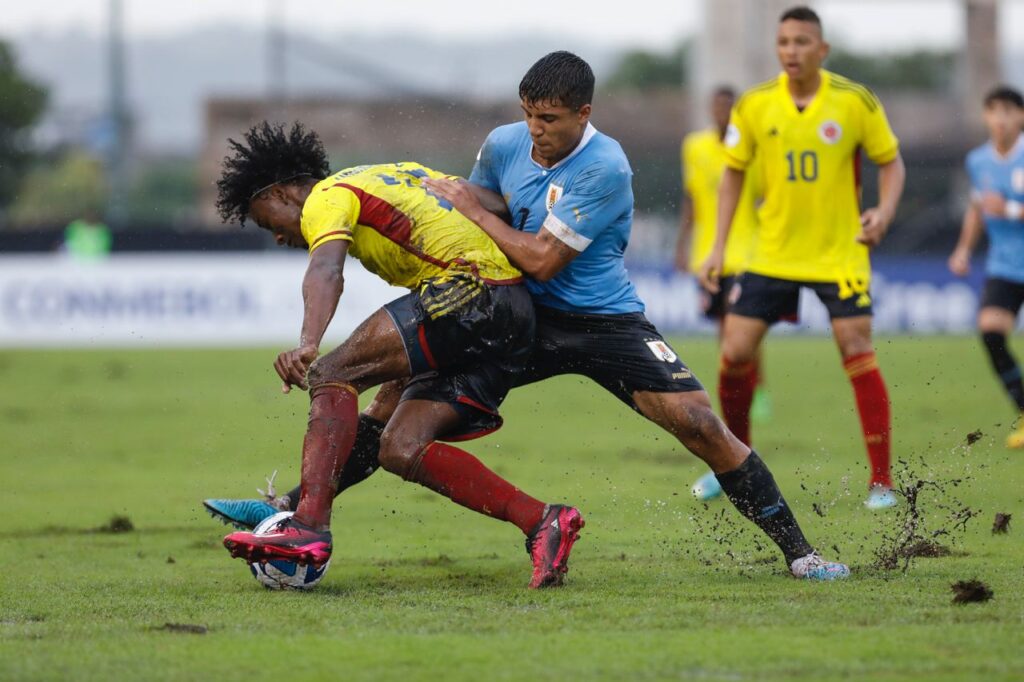 Brasil debutó en el Grupo A de la decimonovena edición del Campeonato Sudamericano Sub 17 con un frustrante empate 2-2 ante el local Ecuador. Uruguay y Colombia debutaron con un empate