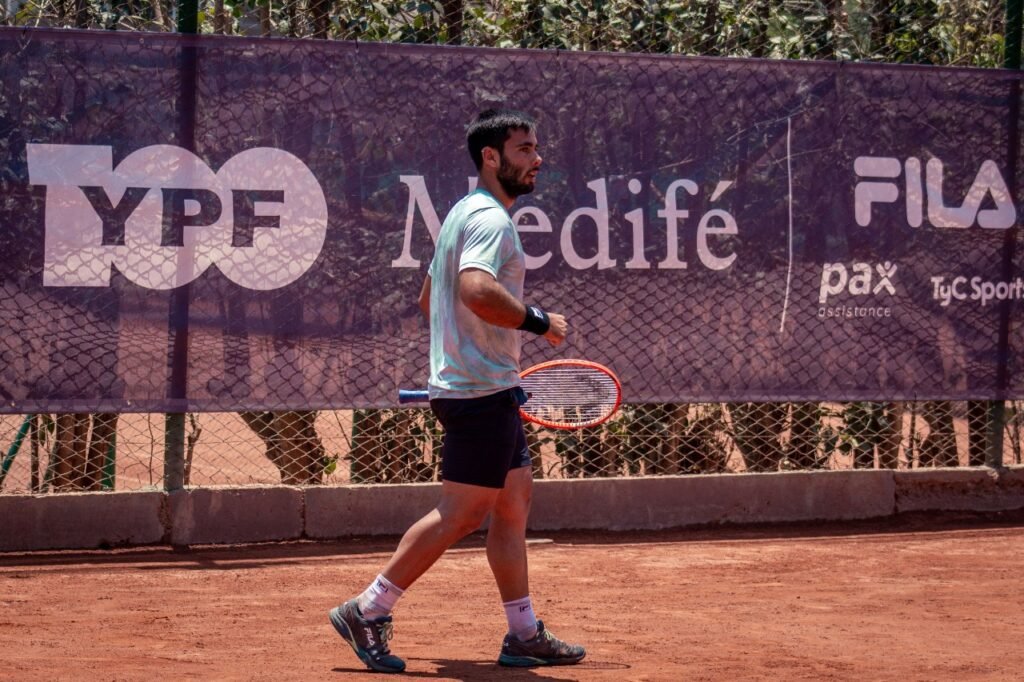 Facundo Bagnis y Genaro Alberto Olivieri accedieron hoy a los cuartos de final del Challenger de tenis de Santiago, en Chile