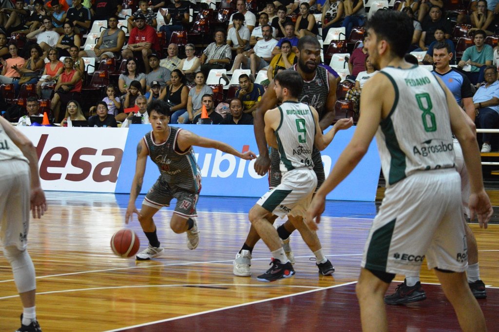 Salta Basket recibió anoche al puntero de la Conferencia Norte que tuvieron un fenomenal tercer período y se quedaron con el triunfo, por 103–91. 
