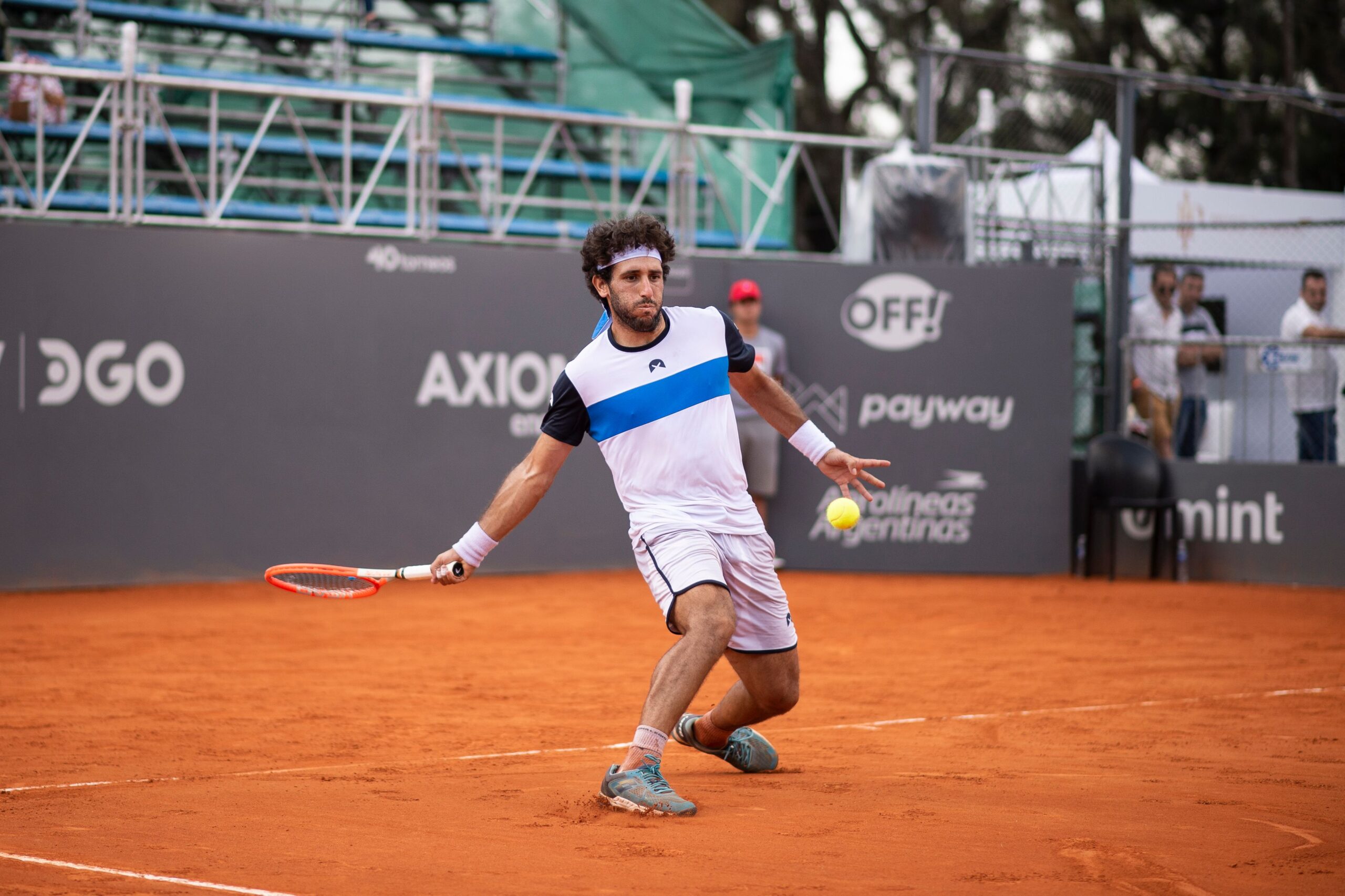 Hernán Casanova y Genero Alberto Olivieri avanzaron hoy los octavos de final del Challenger de tenis de Santiago, en Chile