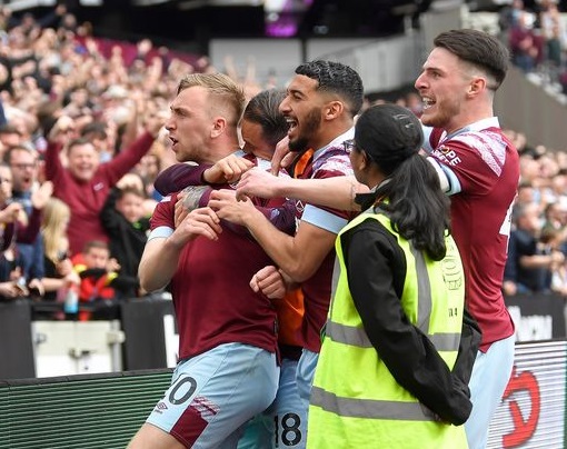 Arsenal, líder de la Premier League, empató hoy ante West Ham por 2-2, luego de estar 2-0 en ventaja, y ahora solo le lleva cuatro puntos