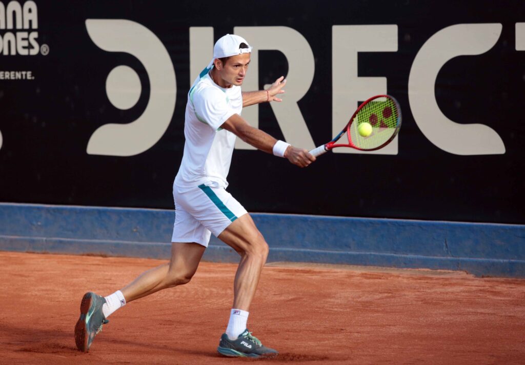 Renzo Olivo avanzó esta madrugada a los octavos de final del Challenger de León, en México, en el "duelo" de tenistas argentinos