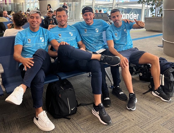 El plantel de Boca Juniors emprendió viaje esta mañana en vuelo charter hacia Caracas, en donde mañana enfrentará al Monagas