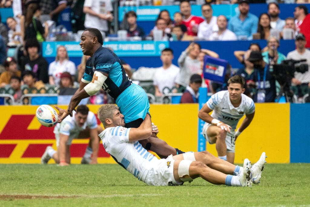 Los Pumas 7's se clasificaron a los cuartos de final por el Oro, a pesar de haber sido derrotados por Fiji por 26-19. 