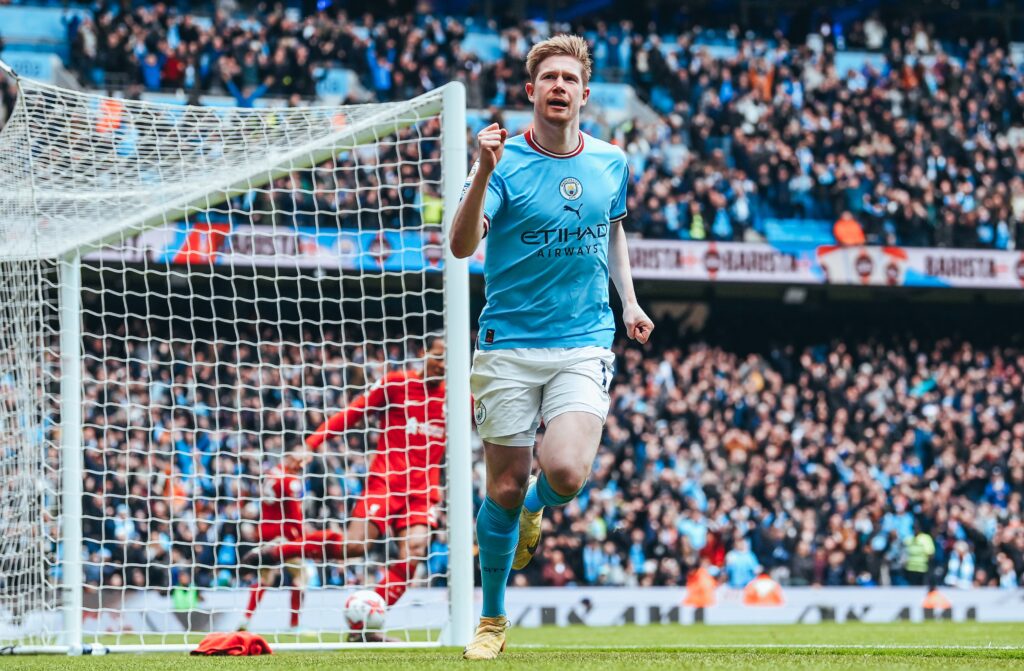 El campeón mundial Julián Álvarez marcó un gol y participó en la acción previa de dos tantos en la goleada del Manchester City ante Liverpool