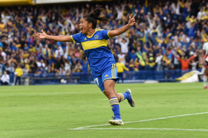 Boca Juniors, vigente campeón del torneo, se quedó con el Superclásico por 3 a 0 ante River Plate, en La Bombonera, por el Campeonato Femenino de fútbol de primera división, en el principal encuentro de los que le dieron continuidad hoy a la sexta fecha del certamen.