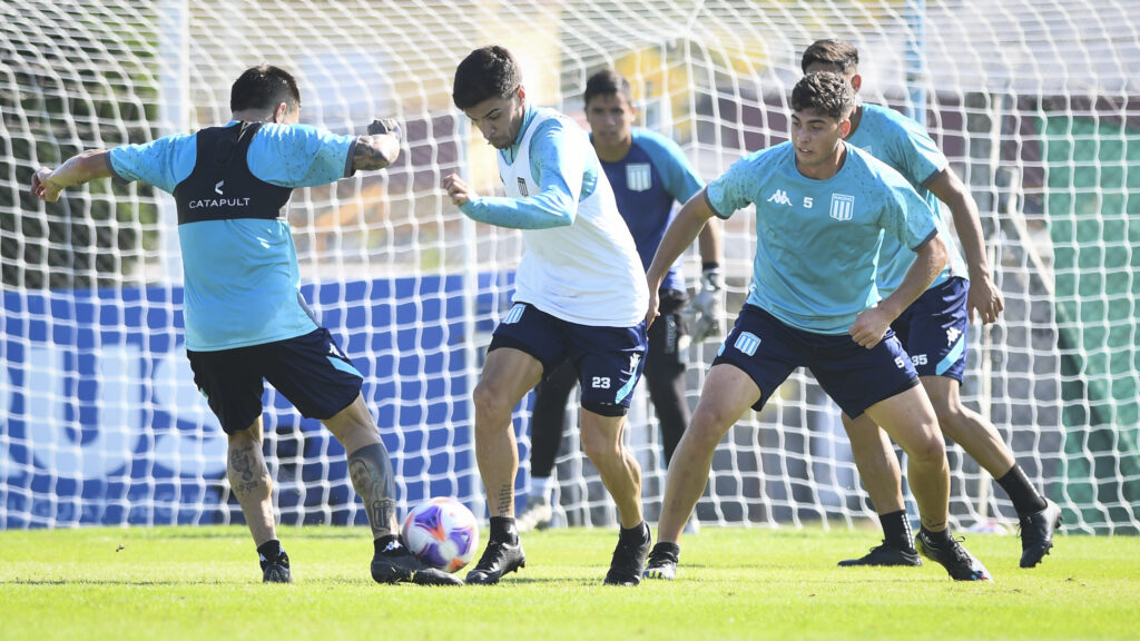 Boca Juniors recibirá hoy a Racing Club en un clásico cargado de emotividad que será el partido excluyente de la fecha 14
