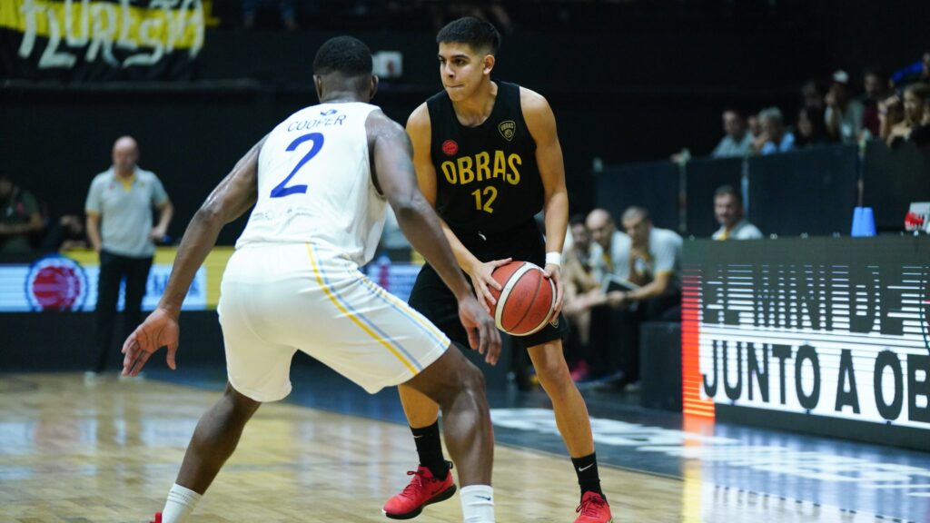 Obras se puso a un triunfo de los cuartos de final en el escenario donde hace 38 años empezó la LNB