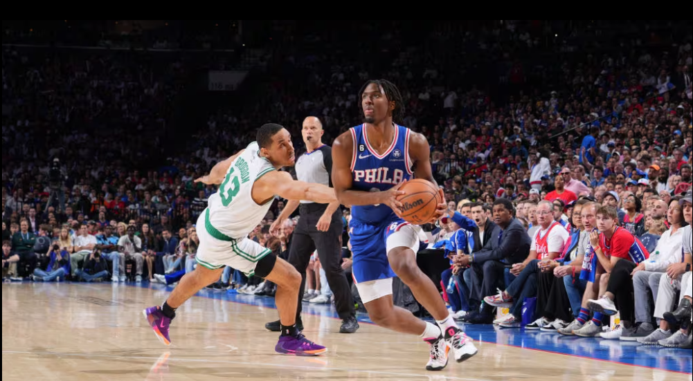 De la mano de Embiid, los 76ers se adelantan en la serie ante Boston - NBA