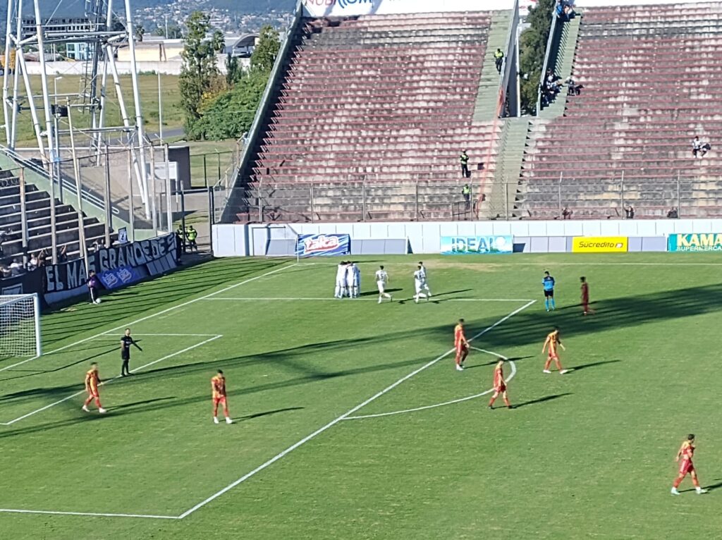 Central Norte de Salta goleó 3 a 0 a Boca Unidos de Corrientes esta tarde con superioridad, en un entretenido encuentro por la novena fecha del Torneo Federal A