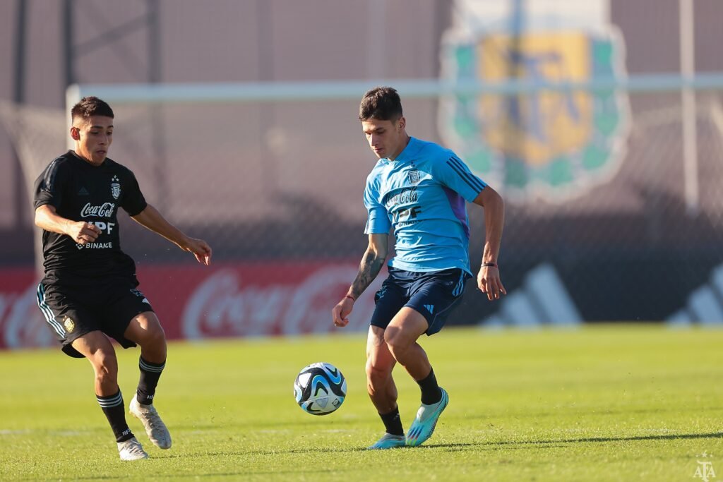 El seleccionado argentino Sub 20 realizó ayer su primera práctica de fútbol con miras al amistoso de mañana en Ezeiza ante el representativo de República Dominicana