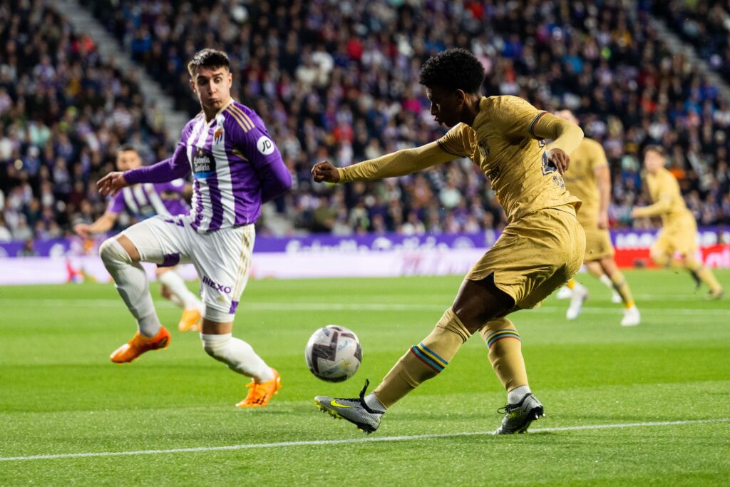 Valladolid le ganó como local al campeón Barcelona por 3 a 1 y salió temporariamente de zona de descenso en la Liga de España de fútbol