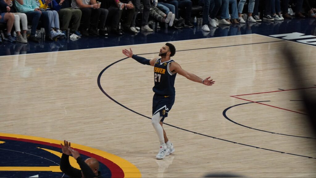 Jamal Murray anotó 37 puntos, incluidos 23 en el cuarto periodo, para propulsar el jueves a los Denver Nuggets hacia una remontada y un triunfo