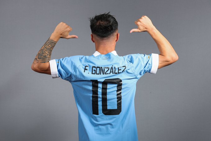 Uruguay ganó con un penal agónico y se aseguró el segundo lugar del Grupo E