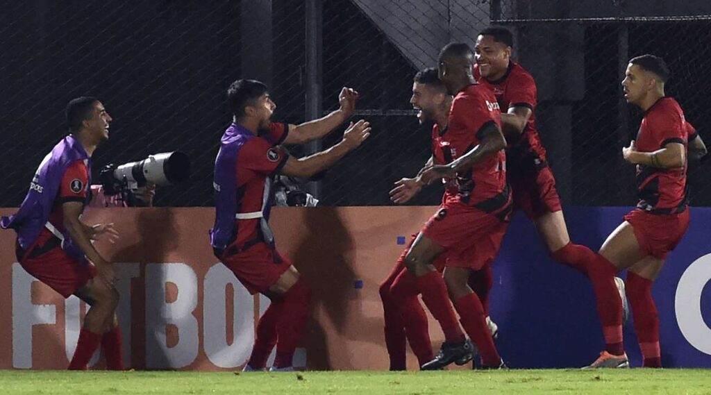 Paranaense se hace fuerte de visitante ante Libertad - @AthleticoPR