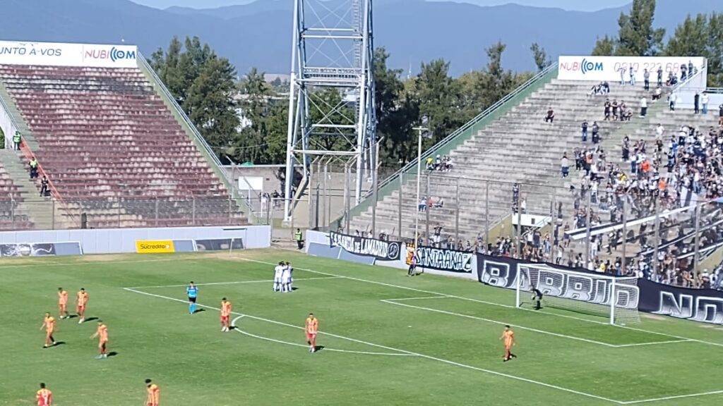 Central Norte de Salta goleó 3 a 0 a Boca Unidos de Corrientes esta tarde con superioridad, en un entretenido encuentro por la novena fecha del Torneo Federal A