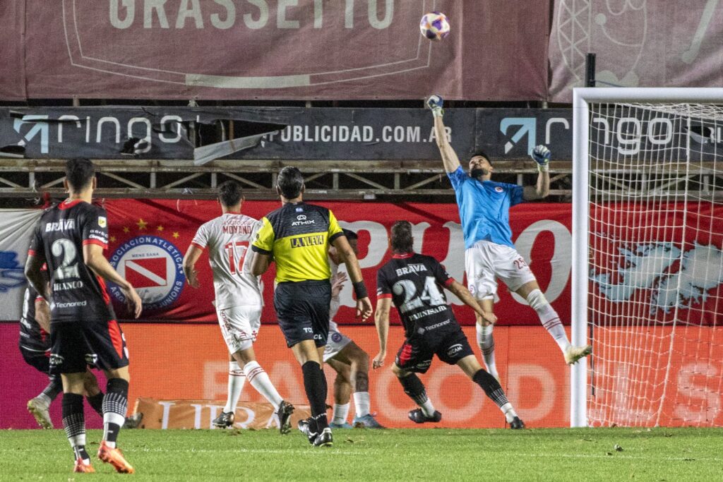 Argentinos se encontró con un aguerrido Instituto y solo fue empate