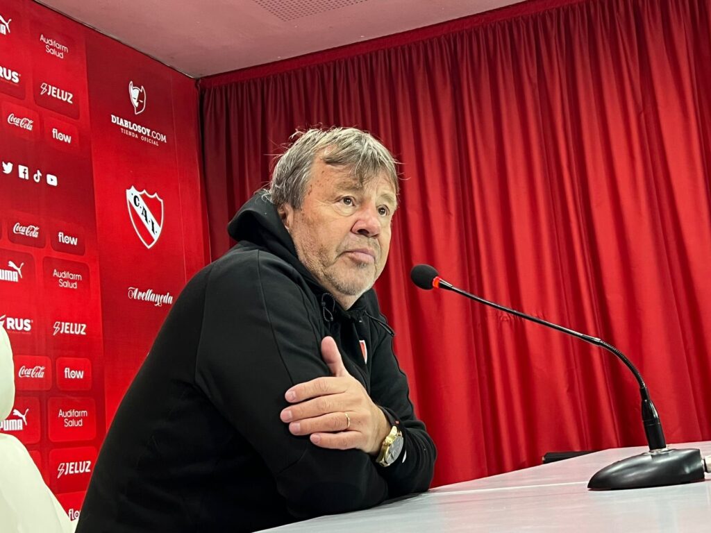 "Acá perdés dos partidos seguidos y no servís para nada", graficó Zielinski DT de Independiente, tras silbidos