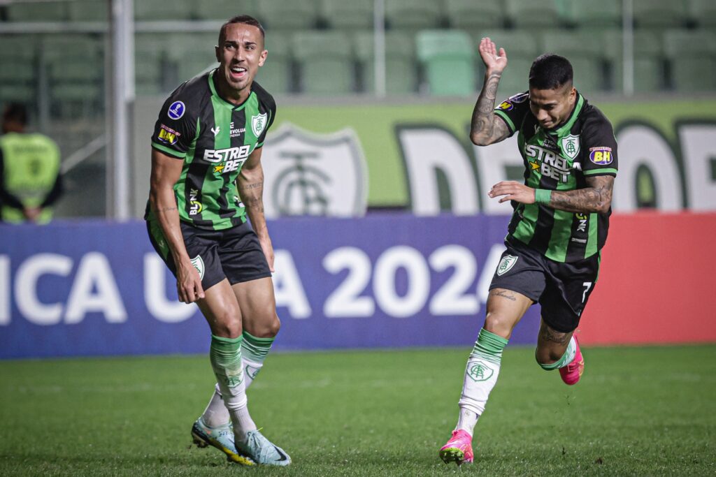 América Mineiro golea a Colo Colo y avanza de ronda