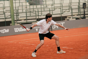 Montevideo recibe una vez más el Challenger en el prestigioso Carrasco Lawn Tennis Club, en la segunda parada de la “Gira Sudamericana” y última de la temporada sobre polvo de ladrillo. Este torneo, que otorga 100 puntos ATP al campeón, es el cierre de un ciclo clave para los especialistas en esta superficie, antes de que la gira se traslade al cemento en San Pablo y Temuco, en preparación para la temporada australiana de 2025.