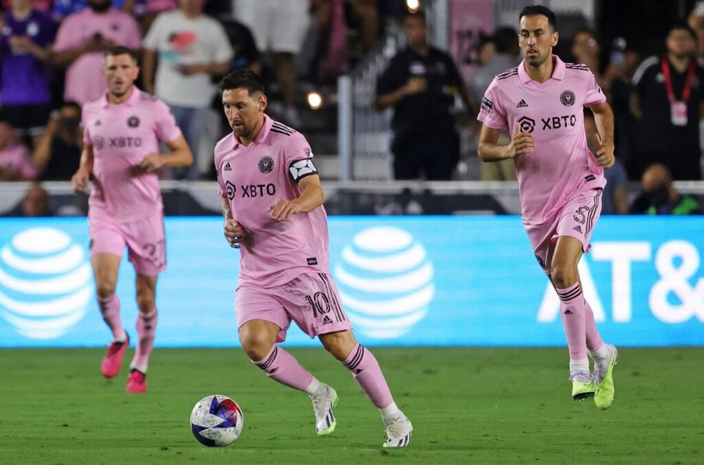 Messi llegó a la Argentina y ya está en el predio de Ezeiza para jugar las Eliminatorias