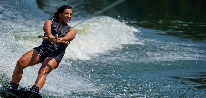 La campeona argentina Eugenia De Armas pasa a la final de wakeboard
