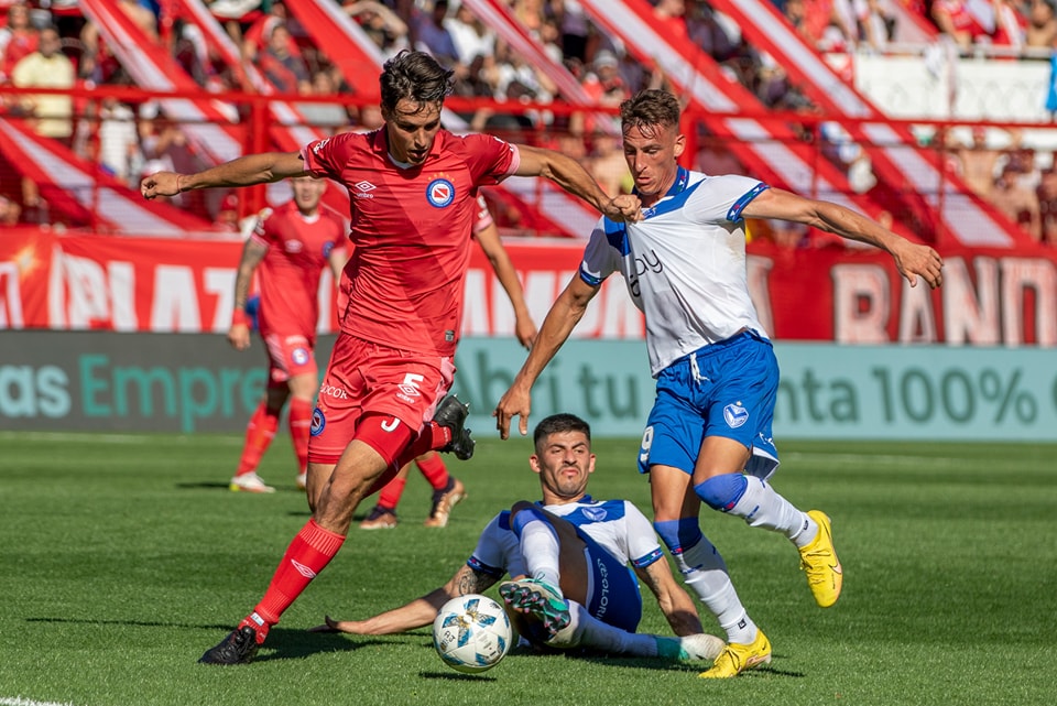 Argentinos y Vélez empataron en un duelo intenso con picante final