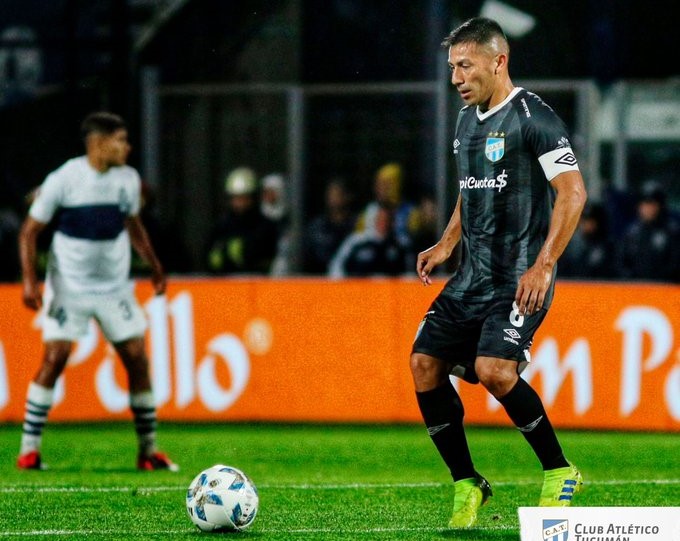 Atlético Tucumán vence a Gimnasia y lo complica con la permanencia