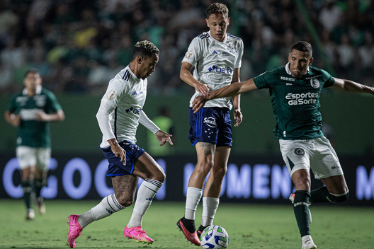 Cruzeiro le ganó a Goiás en el final del partido y salió de la zona del descenso en el Brasileirao