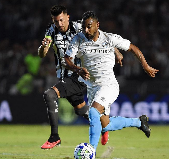 Con triplete de Suárez, Gremio venció a Botafogo y lo alcanzó en la cima de la liga brasileña