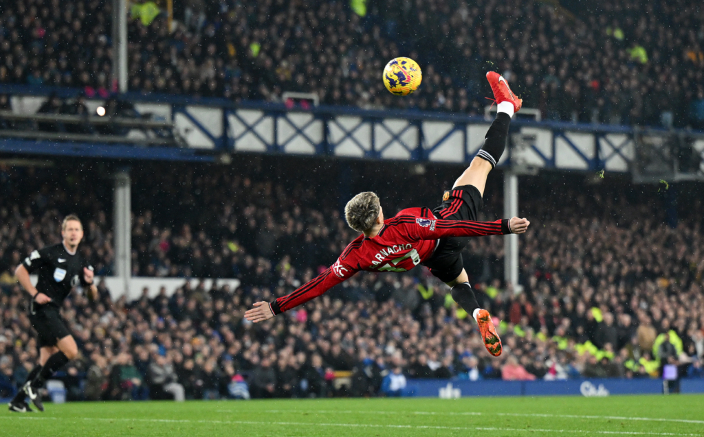 Manchester United, con golazo del argentino Garnacho, venció de visita a Everton en Premier League
