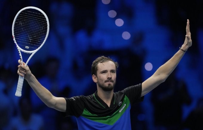 Medvedev vence con contundencia a Rublev