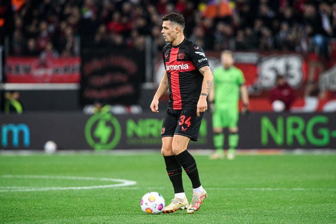 Líder Leverkusen con mundialista Palacios goleó y se alejó en la punta de la Bundesliga