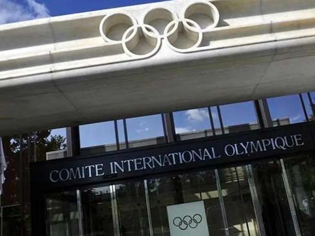 COI autoriza participación bajo bandera neutral de rusos y bielorrusos en Juegos Olímpicos 2024