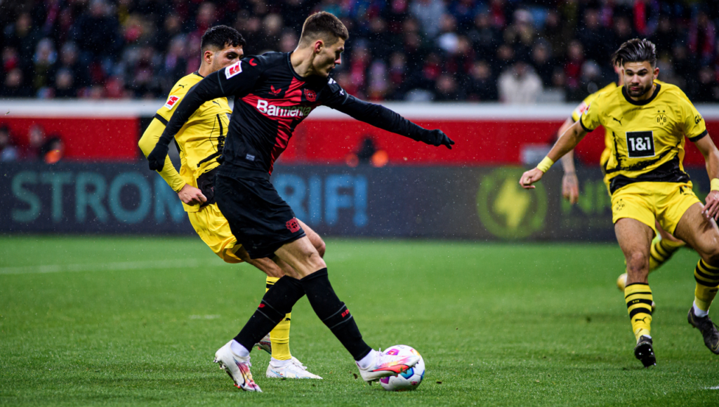 Bayer Leverkusen, con el argentino Palacios, empató ante Borussia Dortmund y sigue en la punta