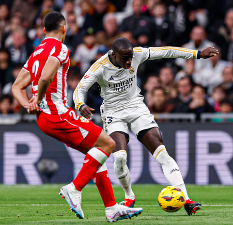 Real Madrid se lo dio vuelta a Almería en un polémico partido en el Bernabéu