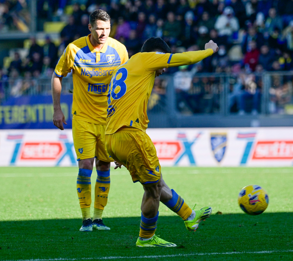 Golazo de tiro libre del argentino Matías Soulé en el triunfo de Frosinone