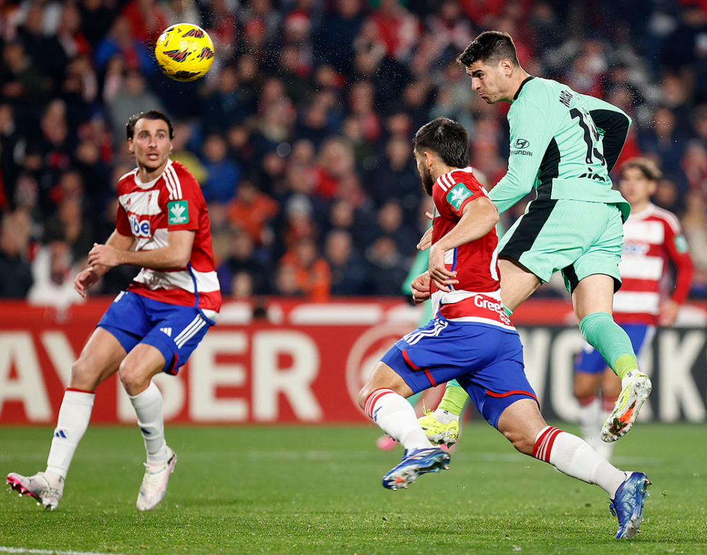 Atlético de Madrid, dirigido por Simeone, venció de visitante al Granada