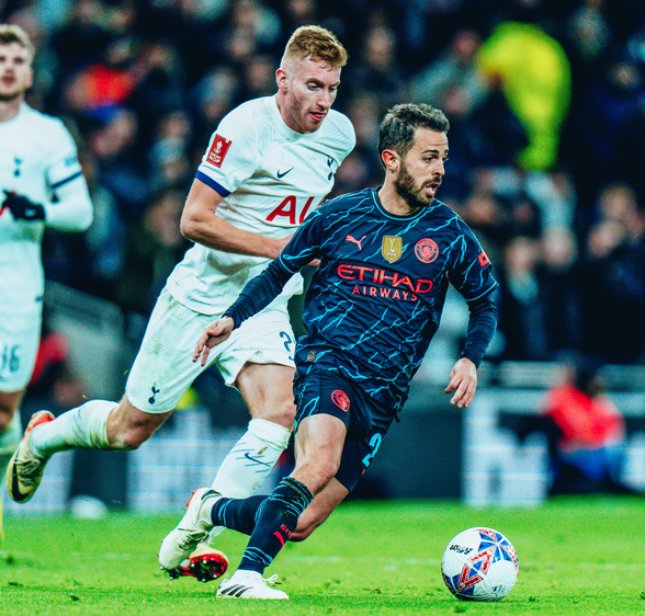 Julián Álvarez ganó el duelo argentino ante "Cuti" Romero con el pase del City a octavos