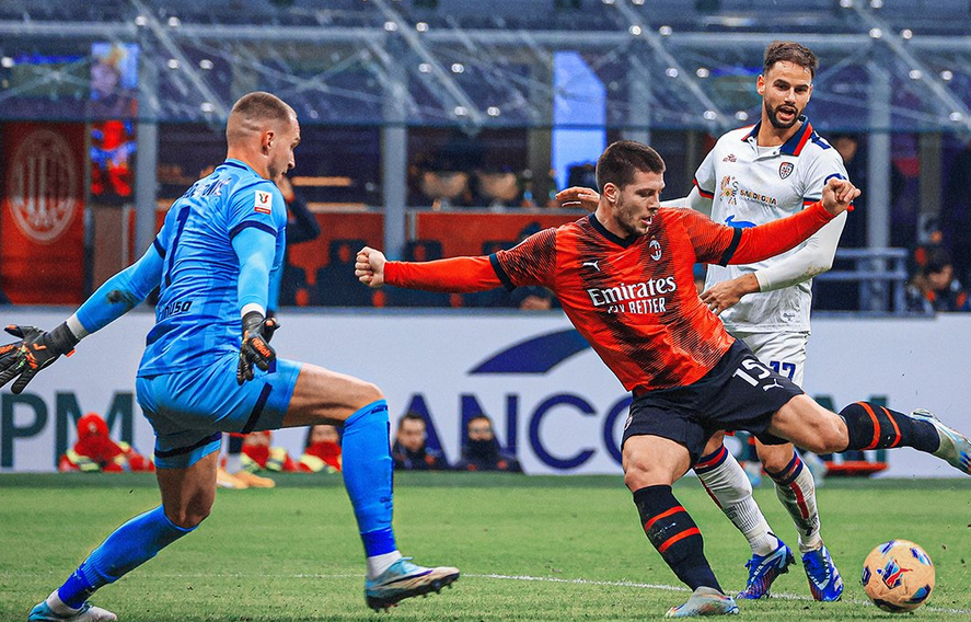 Milán pasó a cuartos de final luego de golear a Cagliari