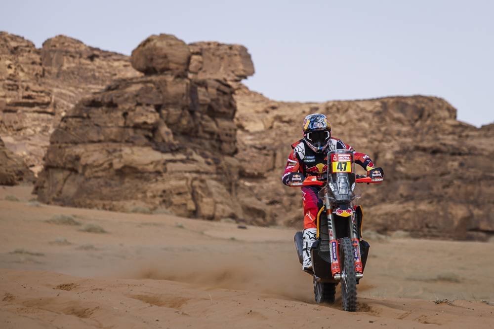 Kevin Benavides ingresa al podio de la tercera etapa del Dakar