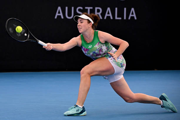 Noskova avanza a los cuartos de final del Abierto de Australia tras el retiro de Svitolina