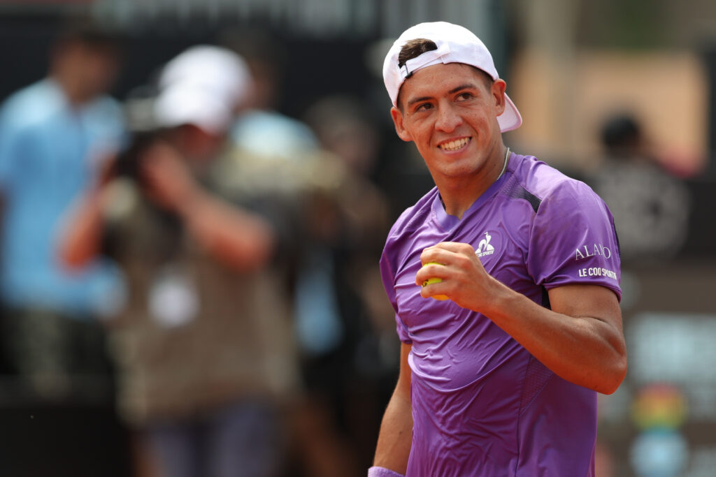 Sebastián Báez avanzó a los cuartos de final del ATP de Santiago de Chile