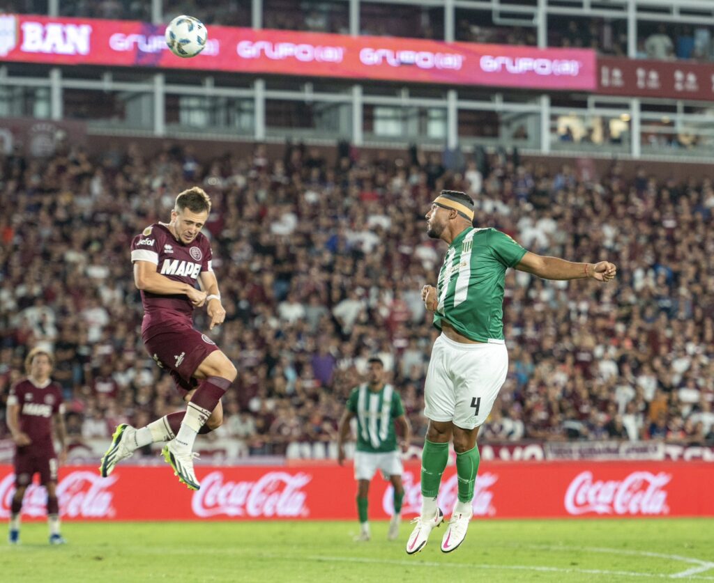 Banfield le empató a Lanús en el quinto minuto de descuento con el corazón en la mano