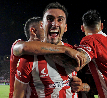 Estudiantes venció 2 a 0 a Newell's, en un partido con polémicas y se afianzó como segundo