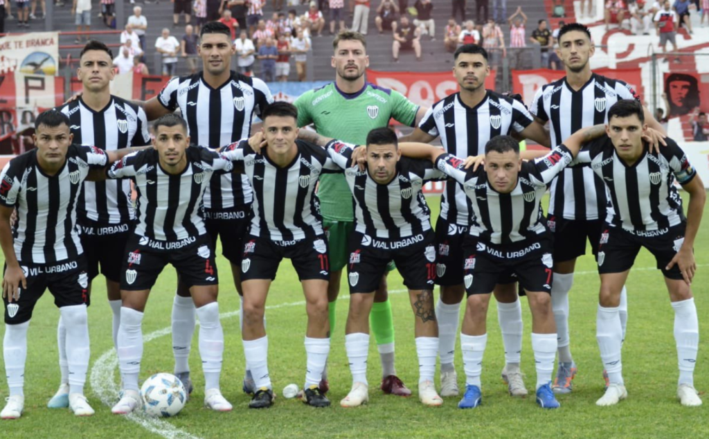 Estudiantes de Caseros derrotó a Talleres en Escalada y es líder junto a Chacarita y Agropecuario