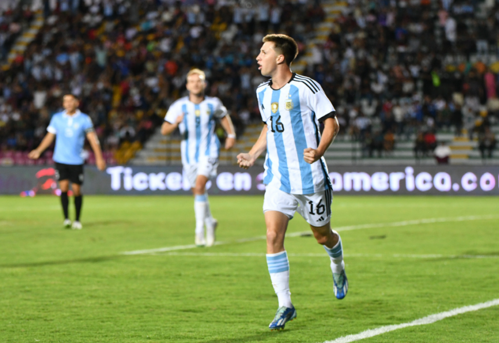 Argentina, ya clasificada, igualó con Uruguay y accedió a la fase final como líder de su grupo