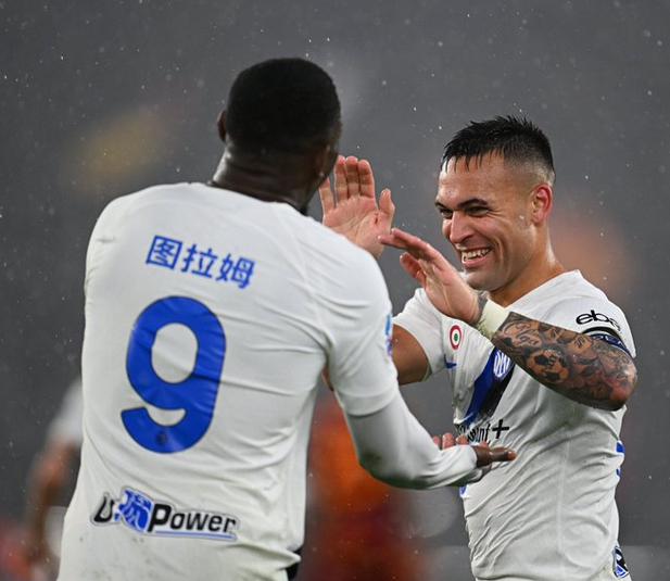 El líder Inter, con Lautaro Martínez de titular, venció 4-2 a Roma por la Serie A