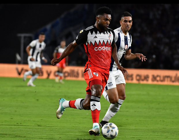 River lo dejó escapar, empató con Talleres en Córdoba y no pudo volver a la punta